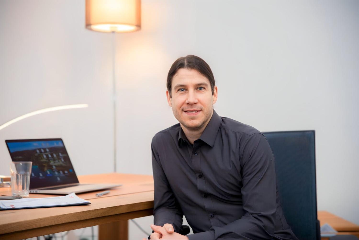 Dr. Johannes Harbort, Diplom-Psychologe und Psychologischer Psychotherapeut, in seiner Praxis in Wiesbaden