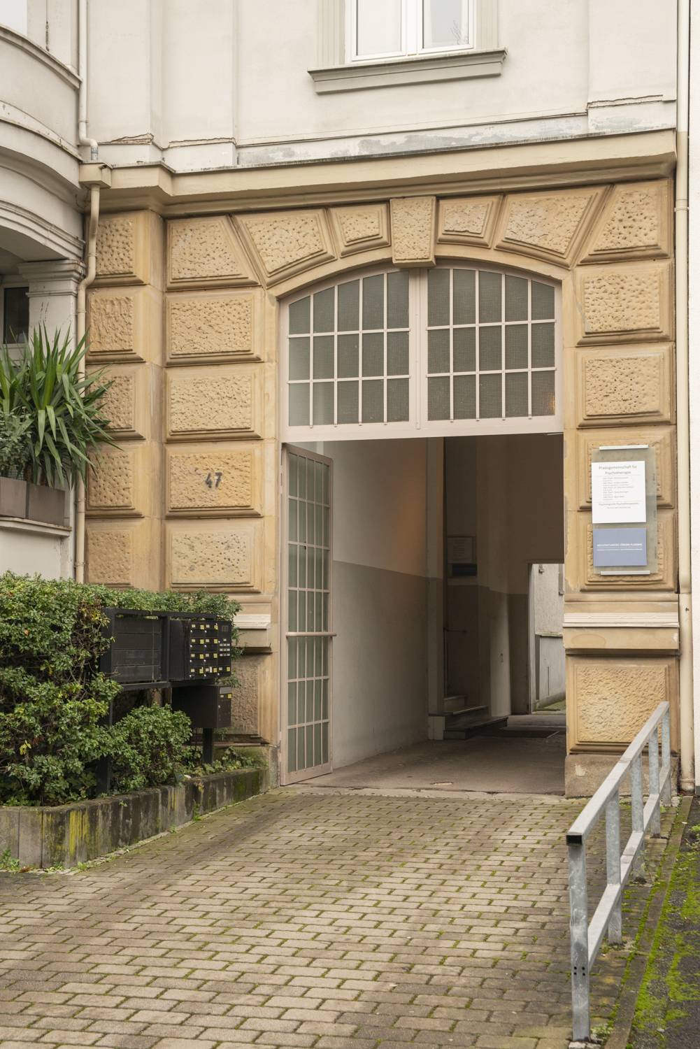 Hauseingang der Praxis für Psychotherapie in der Adolfsallee 47